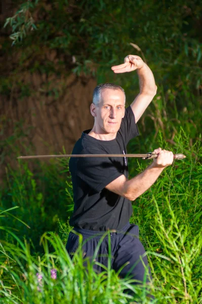 École des 3 énergies : le professeur Laurent Claudel dans une posture de tai chi chuan à l'épée