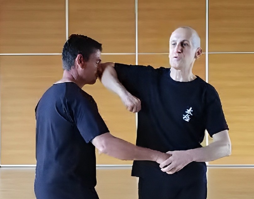Cours de self défense à Mâcon : l’instructeur Laurent applique une technique de défense sur un agresseur